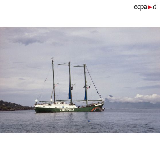 Départ du port de Papeete du navire Rainbow Warrior II de l'association Greenpeace, arborant une banderole "la planète demande la fin des essais nucléaires, la France doit rejoindre le moratoire".