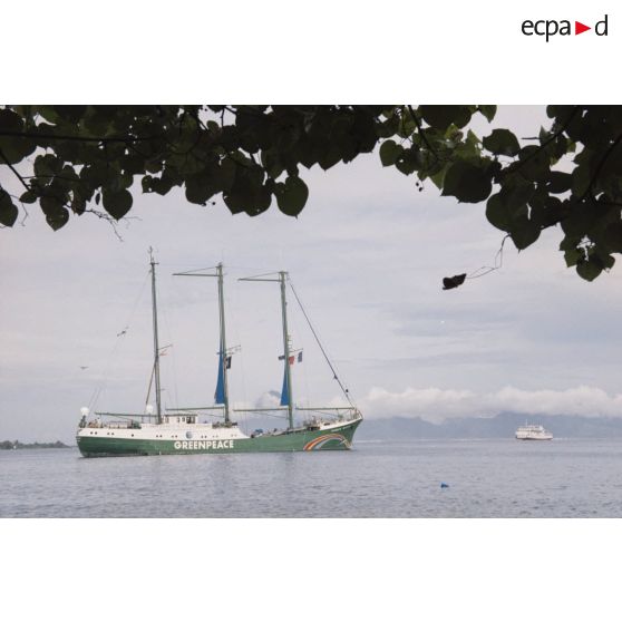 Départ du port de Papeete du navire Rainbow Warrior II de l'association Greenpeace, arborant une banderole "la planète demande la fin des essais nucléaires, la France doit rejoindre le moratoire".