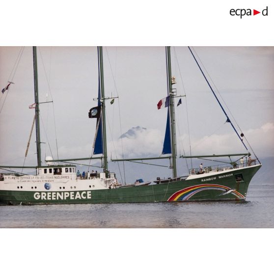Départ du port de Papeete du navire Rainbow Warrior II de l'association Greenpeace, arborant une banderole "la planète demande la fin des essais nucléaires, la France doit rejoindre le moratoire".