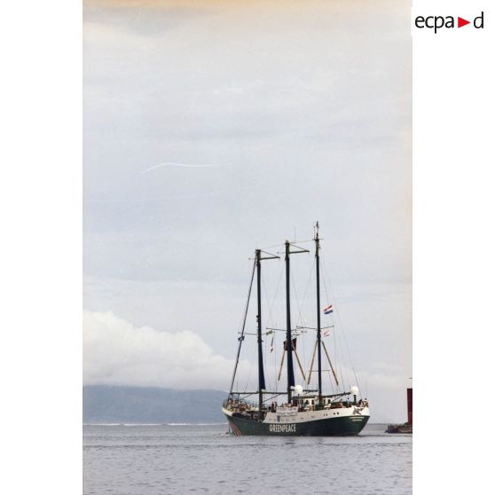 Départ du navire Rainbow Warrior II de l'association Greenpeace de Papeete.