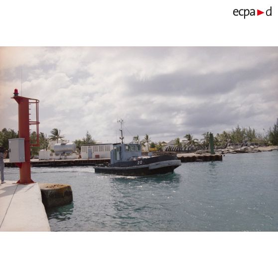 L'adjudant Serge Duponcel, caméraman, filme le départ du remorqueur 20 dans le port de l'atoll de Moruroa.