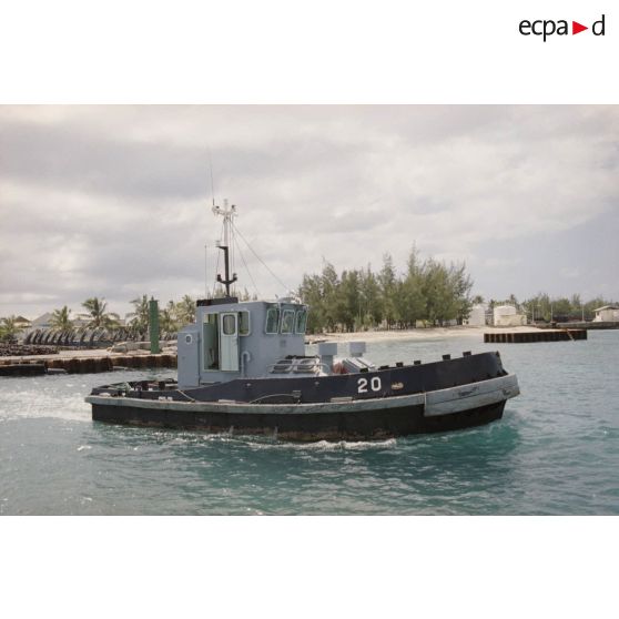 Départ du remorqueur 20 dans le port de l'atoll de Moruroa.