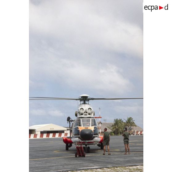Préparation au décollage d'un hélicoptère Super-Puma de l'escadron de transport d'outre-mer (ETOM) 82 sur l'héliport de l'aéroport de l'atoll de Moruroa..