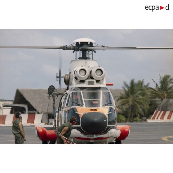 Préparation au décollage d'un hélicoptère Super-Puma de l'escadron de transport d'outre-mer (ETOM) 82 sur l'héliport de l'aéroport de l'atoll de Moruroa..