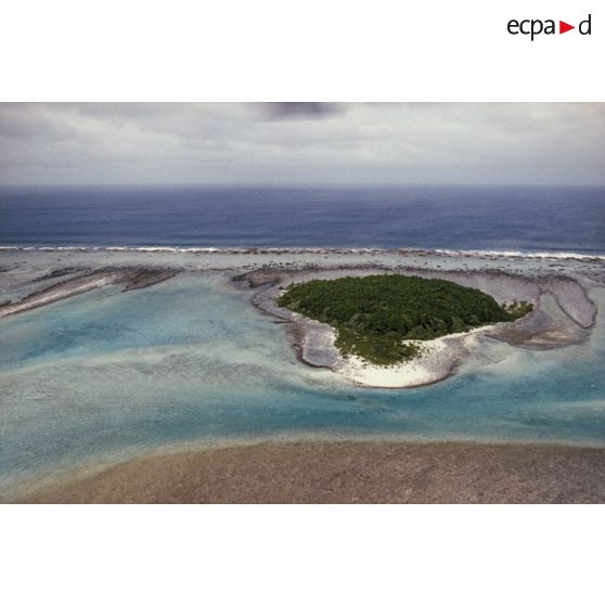 Vue aérienne du site de l'île aux Oiseaux dans l'atoll de Fangataufa.