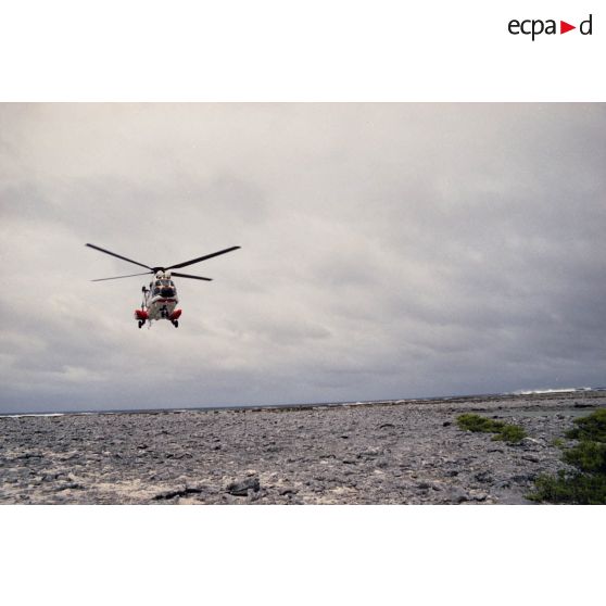 Atterrissage d'un hélicoptère Super-Puma de l'escadron de transport d'outre-mer (ETOM) 82 sur le site de l'île aux Oiseaux à Fangataufa.