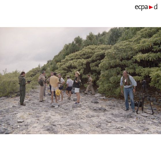 Visite par un groupe de journalistes de l'île aux Oiseaux sur l'atoll de Fangataufa, dont Christine Oberdorff, journaliste, et Guy Ledu, caméraman, de RFO Tahiti.