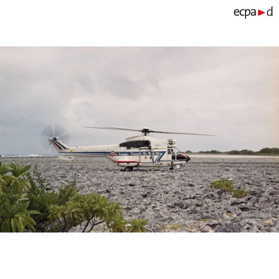 Hélicoptère Super-Puma de l'escadron de transport d'outre-mer (ETOM) 82 sur le site de l'île aux Oiseaux à Fangataufa.