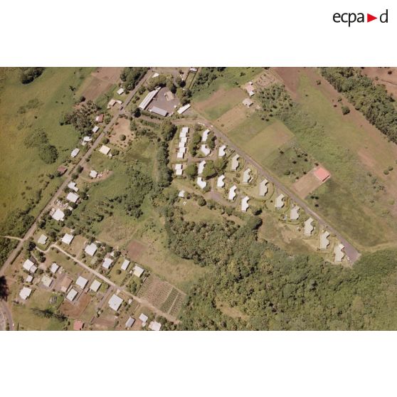 Vue aérienne du camp du régiment d'infanterie de marine du Pacifique – Polynésie (RIMaP-P) à Taravao.