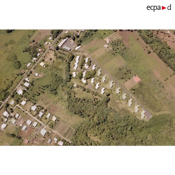 Vue aérienne du camp du régiment d'infanterie de marine du Pacifique – Polynésie (RIMaP-P) à Taravao.