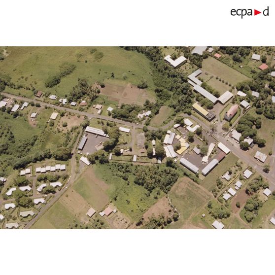 Vue aérienne du camp du régiment d'infanterie de marine du Pacifique – Polynésie (RIMaP-P). Eglise du Sacré-Coeur de Marie de Taravao (à droite).