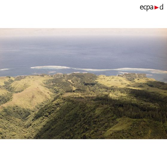 Vue aérienne du littoral et du récif corallien de Tahiti.