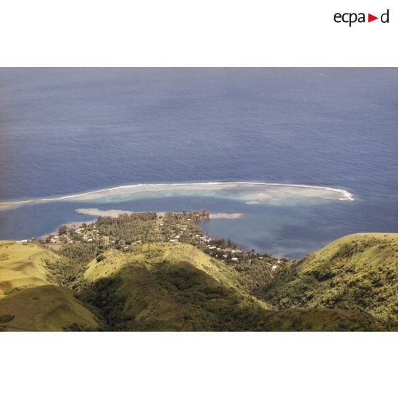 Vue aérienne du littoral et du récif corallien de Tahiti.