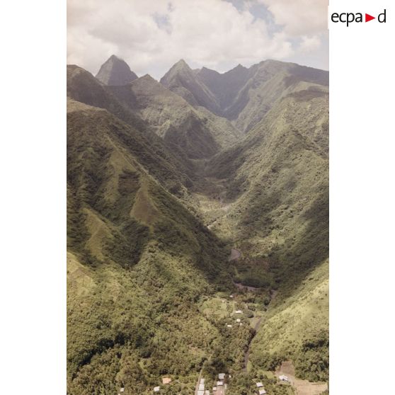 Vue aérienne d'une zone de montagne et de vallée à Tahiti.