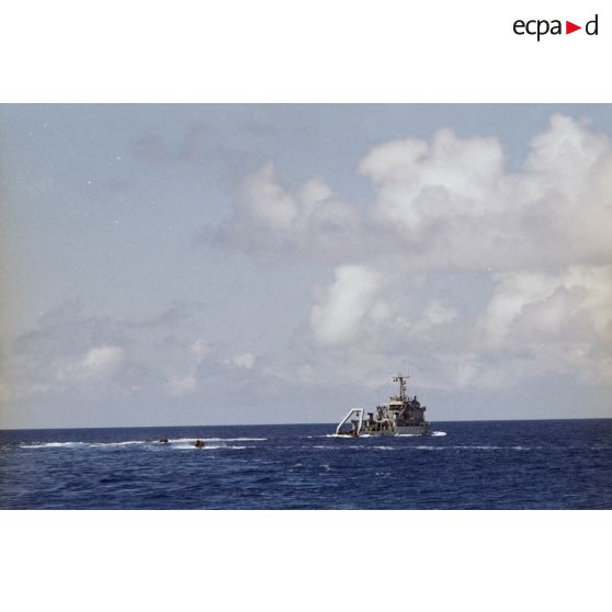 Exercice d'arraisonnement en haute mer du remorqueur-ravitailleur RR Revi (A635) par le commando Jaubert en zodiac.