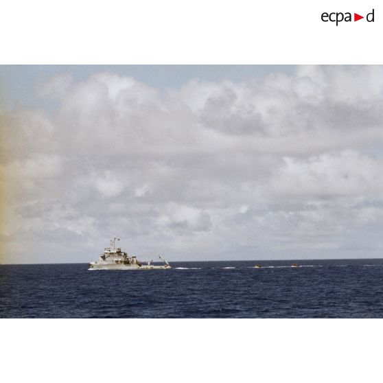 Exercice d'arraisonnement en haute mer du remorqueur-ravitailleur RR Revi (A635) par le commando Jaubert en zodiac.