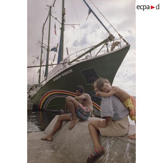 Navire Rainbow Warrior 2 de l'association Greenpeace à quai à Papeete avec des sympathisants. Banderole "patoi te paura atomi i roto i te moana patitifa, le Pacifique libre du nucléaire".