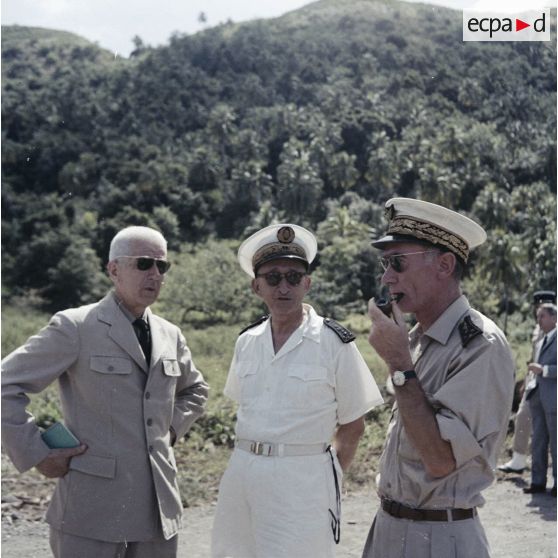 L'amiral Georges Cabanier, chef d’état-major de la Marine (CEMM), aux côtés du général de corps aérien Jean Thiry, directeur des centres d'expérimentations nucléaires (DIRCEN) et d'un civil.