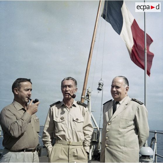 Jean Viard, directeur des essais, le général de corps aérien Jean Thiry, directeur des centres d'expérimentations nucléaires (DIRCEN), le vice-amiral Jean Lorain, commandant du groupe opérationnel des expérimentations nucléaires (GOEN), à bord du croiseur De Grasse.