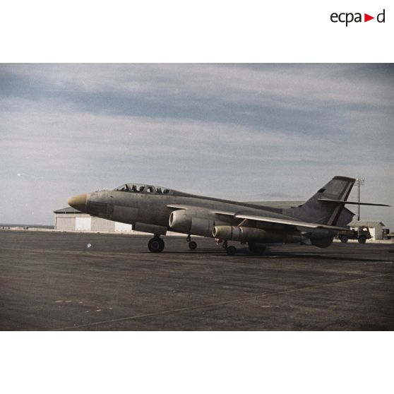 Chasseur bombardier Vautour de l'escadron de marche (EM) 00.085 Loire de l'armée de l'Air, avion d'observation et de recueil des particules radioactives lors des expérimentations atmosphériques, sur la piste de l'aéroport de Hao.