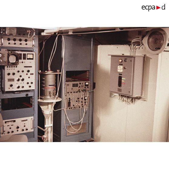 Appareils de mesure de spectrométrie humaine pour un bilan radiologique à bord du bâtiment de soutien santé (BSS) Rance, moyens du Centre d'expérimentations du Pacifique (CEP) en Polynésie française.