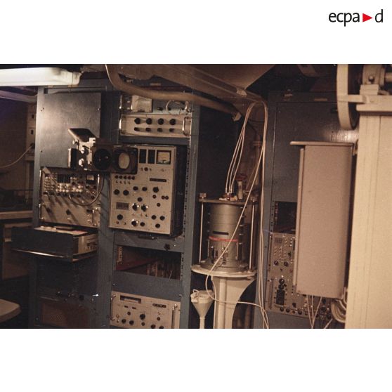 Appareils de mesure de spectrométrie humaine pour un bilan radiologique à bord du bâtiment de soutien santé (BSS) Rance, moyens du Centre d'expérimentations du Pacifique (CEP) en Polynésie française.