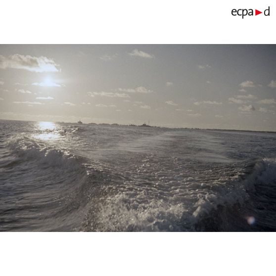 Bâtiments de la Marine nationale de la force Alfa du centre d'expérimentations du Pacifique (CEP), dont le croiseur De Grasse, au loin, probablement dans le lagon de l'atoll de Moruroa.