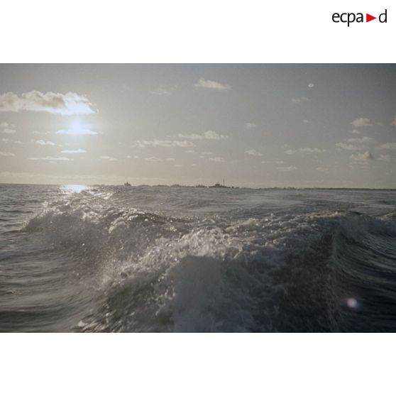 Bâtiments de la Marine nationale de la force Alfa du centre d'expérimentations du Pacifique (CEP), dont le croiseur De Grasse, au loin, probablement dans le lagon de l'atoll de Moruroa.