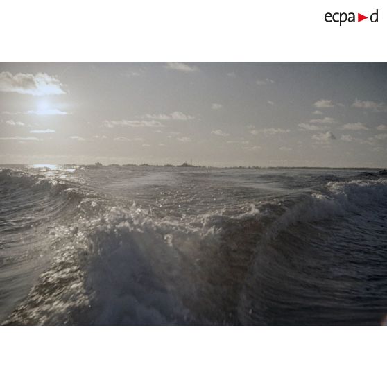 Bâtiments de la Marine nationale de la force Alfa du centre d'expérimentations du Pacifique (CEP), dont le croiseur De Grasse, au loin, probablement dans le lagon de l'atoll de Moruroa.