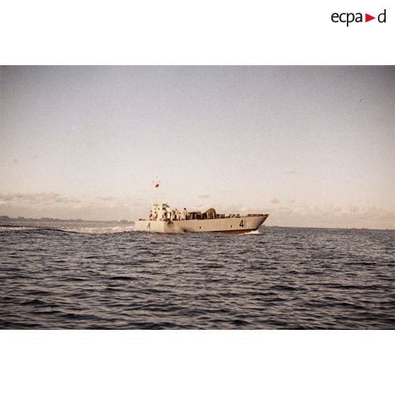 Engin de débarquement d'infanterie et de chars (EDIC) sur le lagon de Moruroa lors de l'amarrage d'un ballon captif près d'une barge.