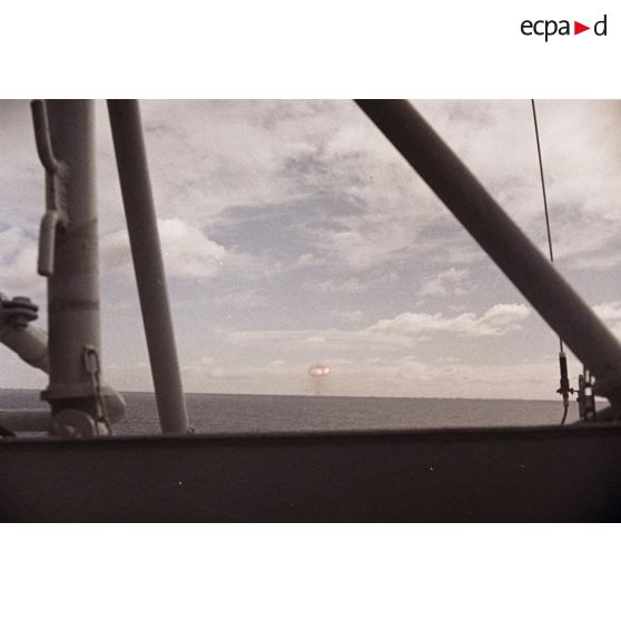 Vue depuis le croiseur De Grasse de l'évolution du nuage atomique lors du tir  Altaïr du Centre d'expérimentations du Pacifique (CEP) le 5 juin 1967 sous ballon à Moruroa.