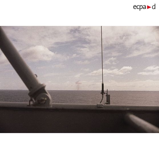 Vue depuis le croiseur De Grasse de l'évolution du nuage atomique lors du tir  Altaïr du Centre d'expérimentations du Pacifique (CEP) le 5 juin 1967 sous ballon à Moruroa.