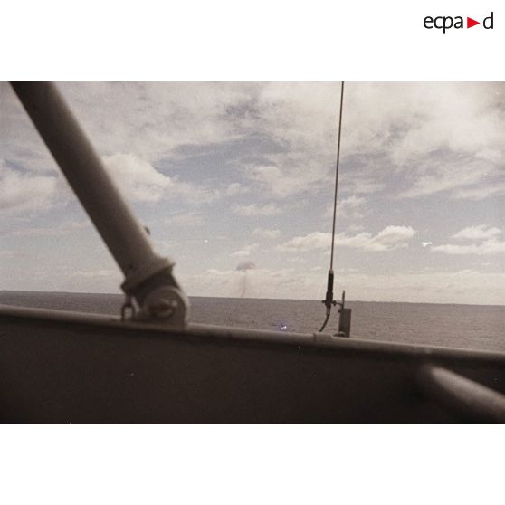 Vue depuis le croiseur De Grasse de l'évolution du nuage atomique lors du tir  Altaïr du Centre d'expérimentations du Pacifique (CEP) le 5 juin 1967 sous ballon à Moruroa.