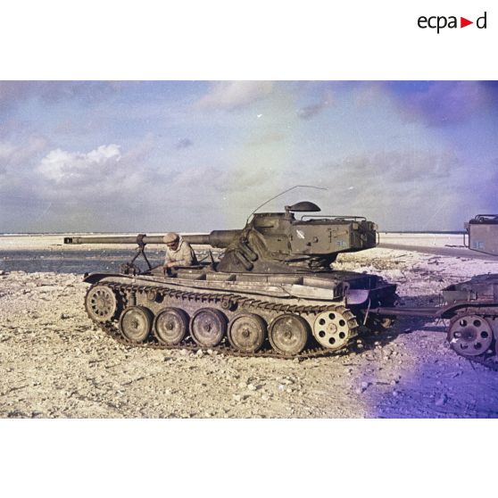 Près du poste d’enregistrement avancé (PEA) Denise, la section technique de l’armée de terre (STAT) a exposé des blindés pour étude des effets des tirs. Char.