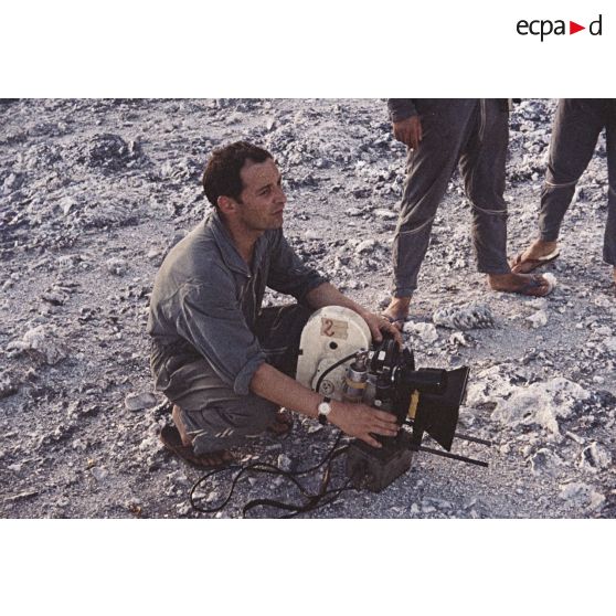 Près du poste d’enregistrement avancé (PEA) Denise, portrait d'un caméraman de l'ECA.