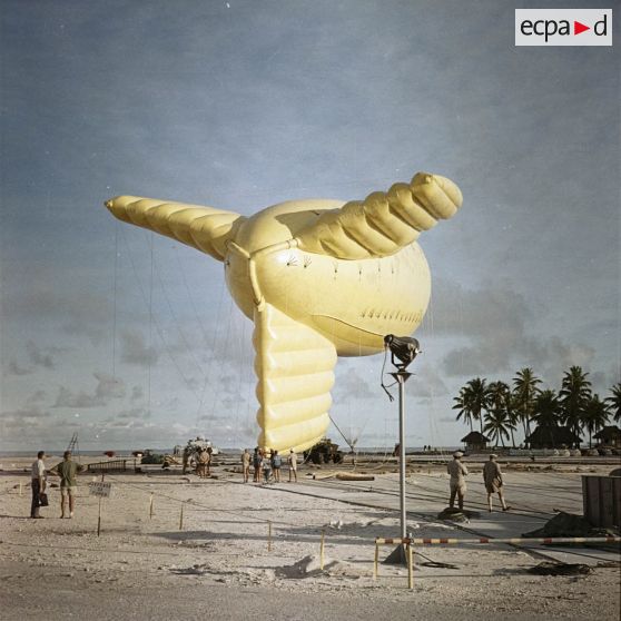 Ballon gonflé acheminé vers une embarcation près du site du poste de commande de tir (PCT) Anémone probablement pour le tir Antarès du Centre d'expérimentations du Pacifique (CEP) sous ballon à Moruroa (27 juin 1967).
