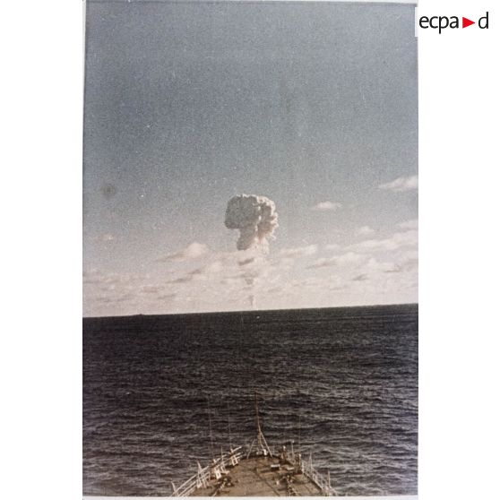 Evolution du nuage du tir Arcturus du Centre d'expérimentations du Pacifique (CEP) sur barge à Moruroa le 2 juillet 1967, vue depuis le croiseur De Grasse.