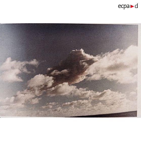 Evolution du nuage du tir Arcturus du Centre d'expérimentations du Pacifique (CEP) sur barge à Moruroa le 2 juillet 1967, vue depuis le croiseur De Grasse.
