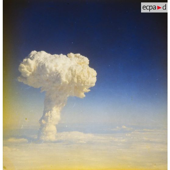 Vue aérienne du nuage résultant de l'explosion du premier engin français à fusion nucléaire dit bombe H lors du tir Canopus sous ballon au-dessus du lagon de l'atoll de Fangataufa le 24 août 1968.