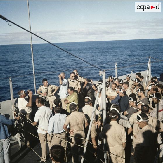 Personnel du centre d'expérimentations du Pacifique (CEP) équipé de lunettes de protection à bord du croiseur De Grasse lors du tir d'essai nucléaire sous ballon  Andromède le 15 mai 1970 à Moruroa.