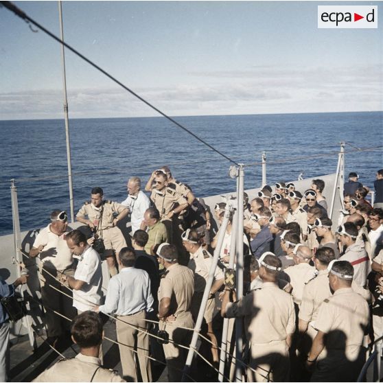 Personnel du centre d'expérimentations du Pacifique (CEP) équipé de lunettes de protection à bord du croiseur De Grasse lors du tir d'essai nucléaire sous ballon  Andromède le 15 mai 1970 à Moruroa.