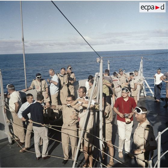 Personnel du centre d'expérimentations du Pacifique (CEP) équipé de lunettes de protection à bord du croiseur De Grasse lors du tir d'essai nucléaire sous ballon  Andromède le 15 mai 1970 à Moruroa.