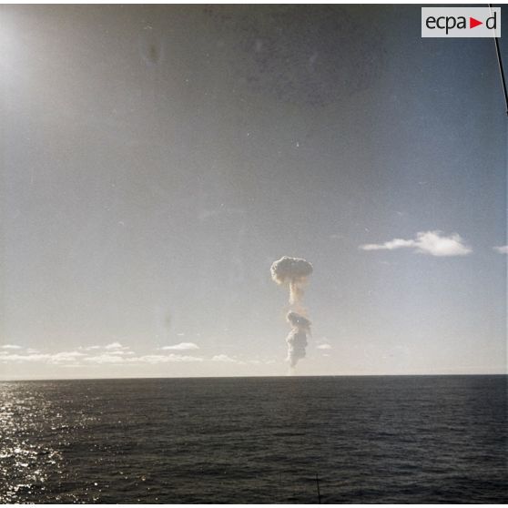 Nuage formé après l'explosion de l'engin lors du tir d'essai nucléaire sous ballon  Andromède le 15 mai 1970 à Moruroa.