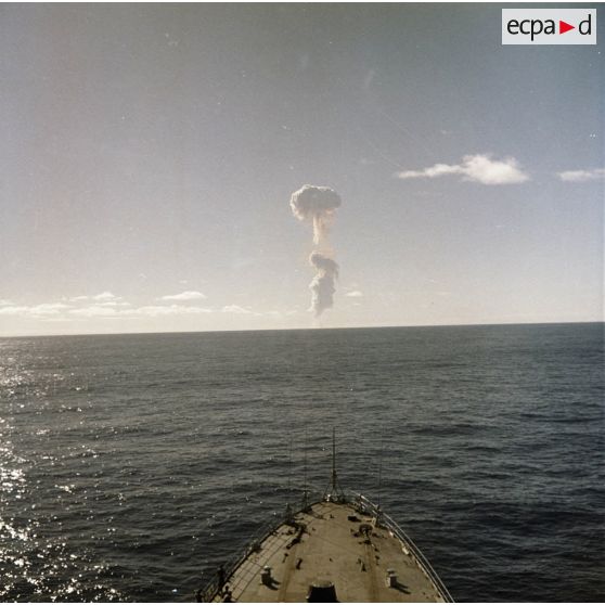 Nuage formé après l'explosion de l'engin lors du tir d'essai nucléaire sous ballon  Andromède le 15 mai 1970 à Moruroa.