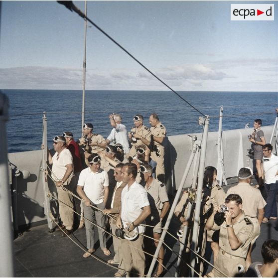 Personnel du centre d'expérimentations du Pacifique (CEP) équipé de lunettes de protection à bord du croiseur De Grasse lors du tir d'essai nucléaire sous ballon  Andromède le 15 mai 1970 à Moruroa.