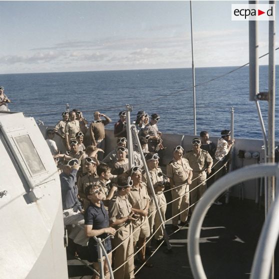 Personnel du centre d'expérimentations du Pacifique (CEP) équipé de lunettes de protection à bord du croiseur De Grasse lors du tir d'essai nucléaire sous ballon  Andromède le 15 mai 1970 à Moruroa.