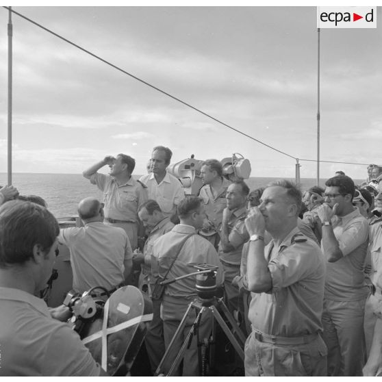 Les personnalités, entourant Michel Debré, ministre d'Etat chargé de la Défense, assistent depuis le croiseur de commandement De Grasse à l'explosion de la bombe thermonucléaire lors du tir Licorne du 3 juillet 1970.