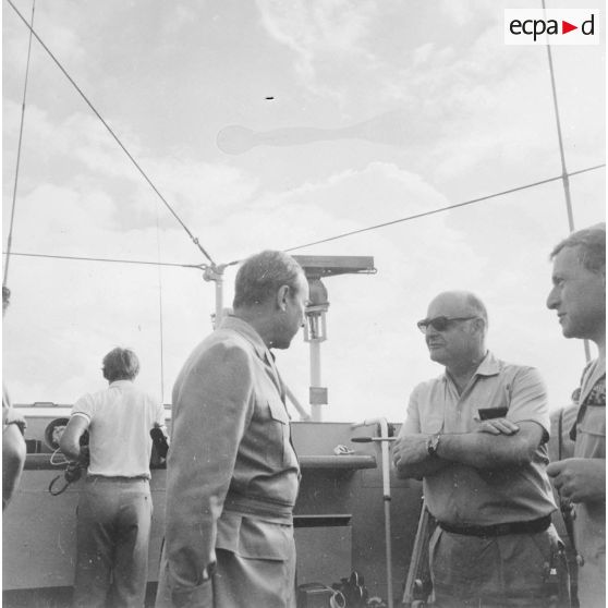 Les personnalités, entourant Michel Debré, ministre d'Etat chargé de la Défense, assistent depuis le croiseur de commandement De Grasse à l'explosion de la bombe thermonucléaire lors du tir Licorne du 3 juillet 1970.