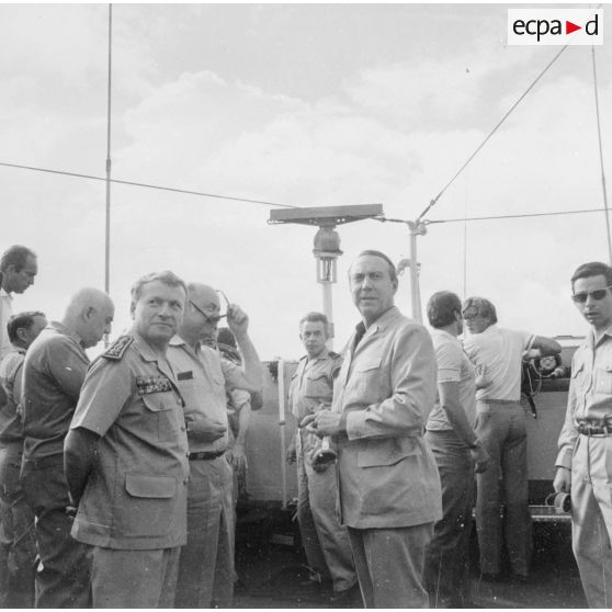 Les personnalités, entourant Michel Debré, ministre d'Etat chargé de la Défense, assistent depuis le croiseur de commandement De Grasse à l'explosion de la bombe thermonucléaire lors du tir Licorne du 3 juillet 1970.