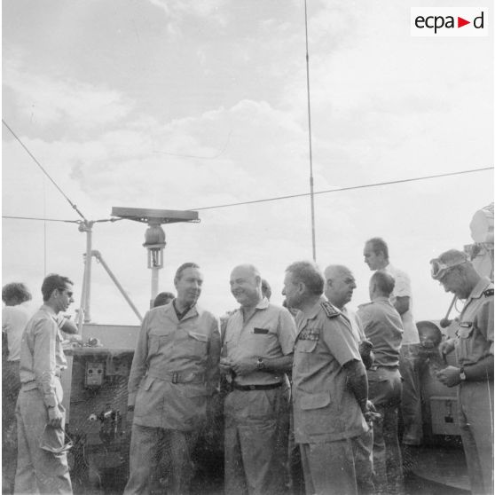 Les personnalités, entourant Michel Debré, ministre d'Etat chargé de la Défense, assistent depuis le croiseur de commandement De Grasse à l'explosion de la bombe thermonucléaire lors du tir Licorne du 3 juillet 1970.